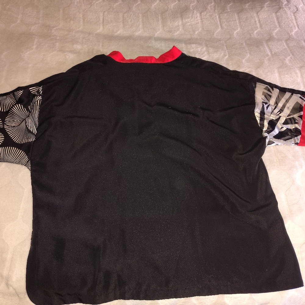 Chicos  Travelers Collection Vibrant Red and Black Patterned Kimono 2 Piece Top - Picture 6 of 6